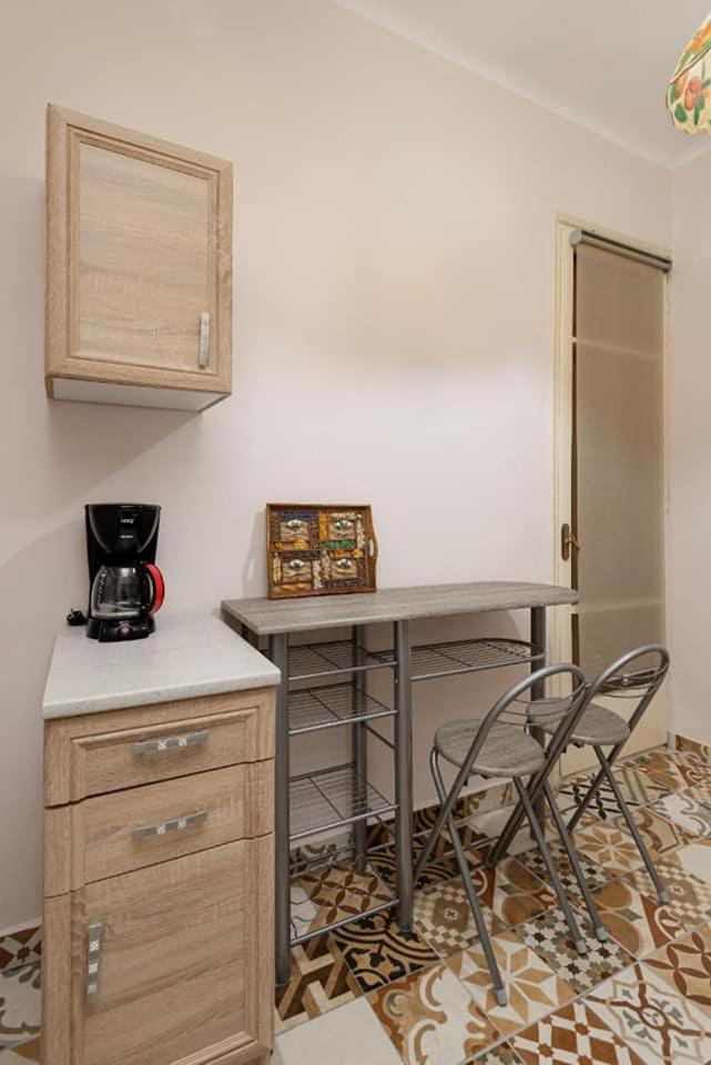 Private Pristine Balcony Home- Heart Of The Center テッサロニキ エクステリア 写真